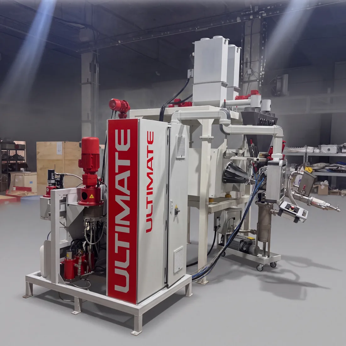 Эпоксидная литьевая установка POLYBLENDER крупным планом — красный шкаф управления с маркировкой ULTIMATE, мотор-редукторы дозаторов, аэромеханический конвейер подачи наполнителя и смесительная головка на выносной консоли