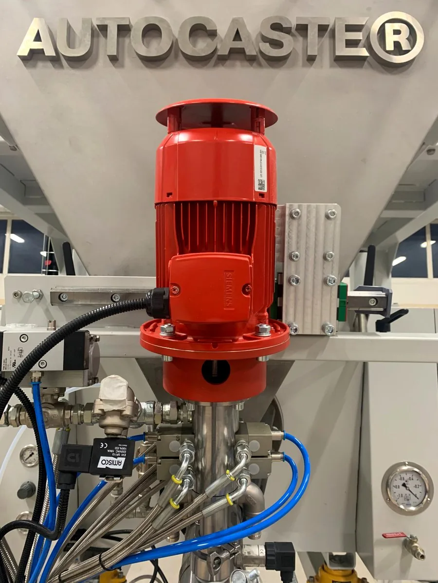 Мотор-редуктор SIEMENS дозатора сыпучих компонентов POLYBLENDER, на фоне таблички AUTOCASTER®