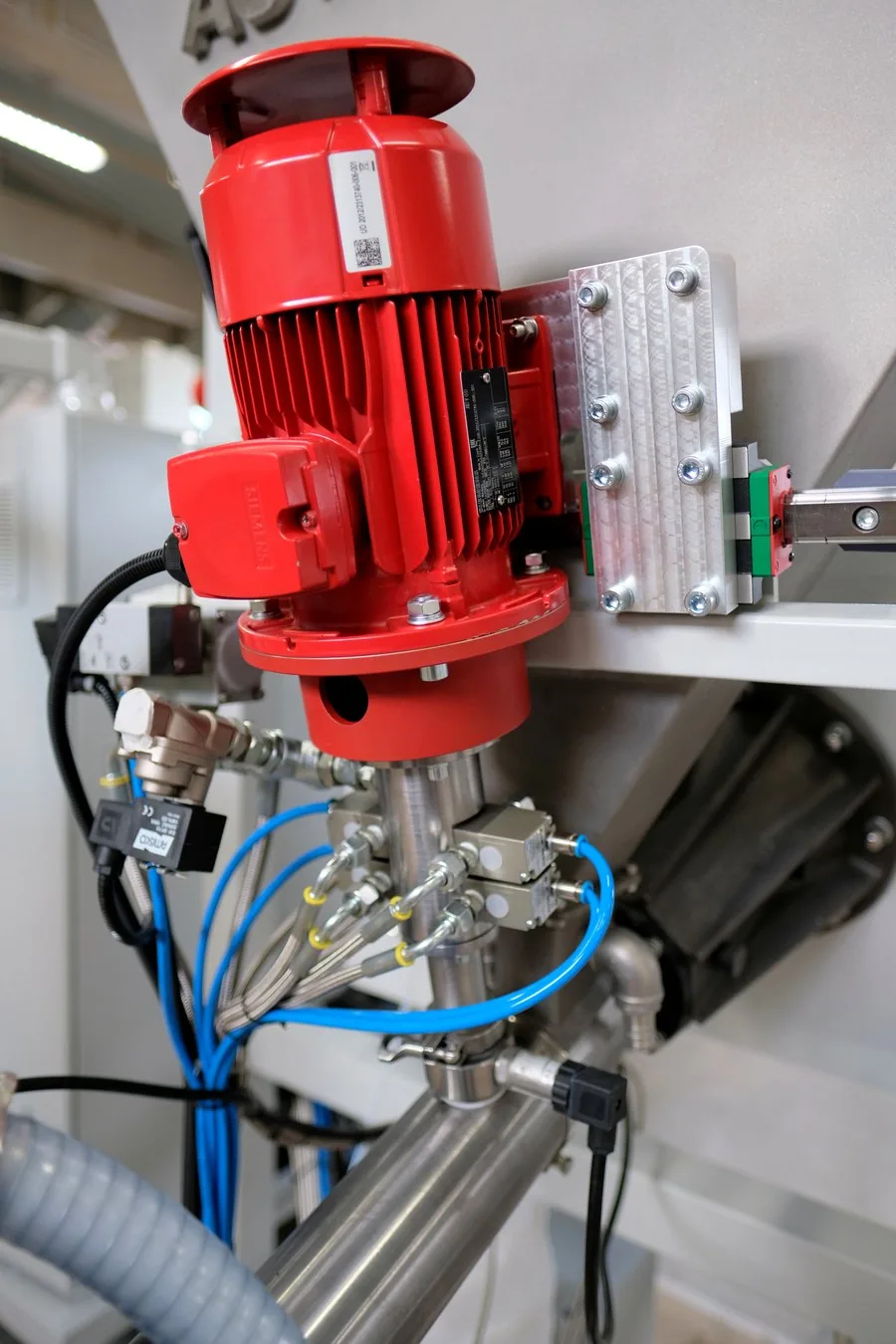 Привод динамической смесительной головки POLYBLENDER — мотор SIEMENS на линейной направляющей с пневмоклапанами